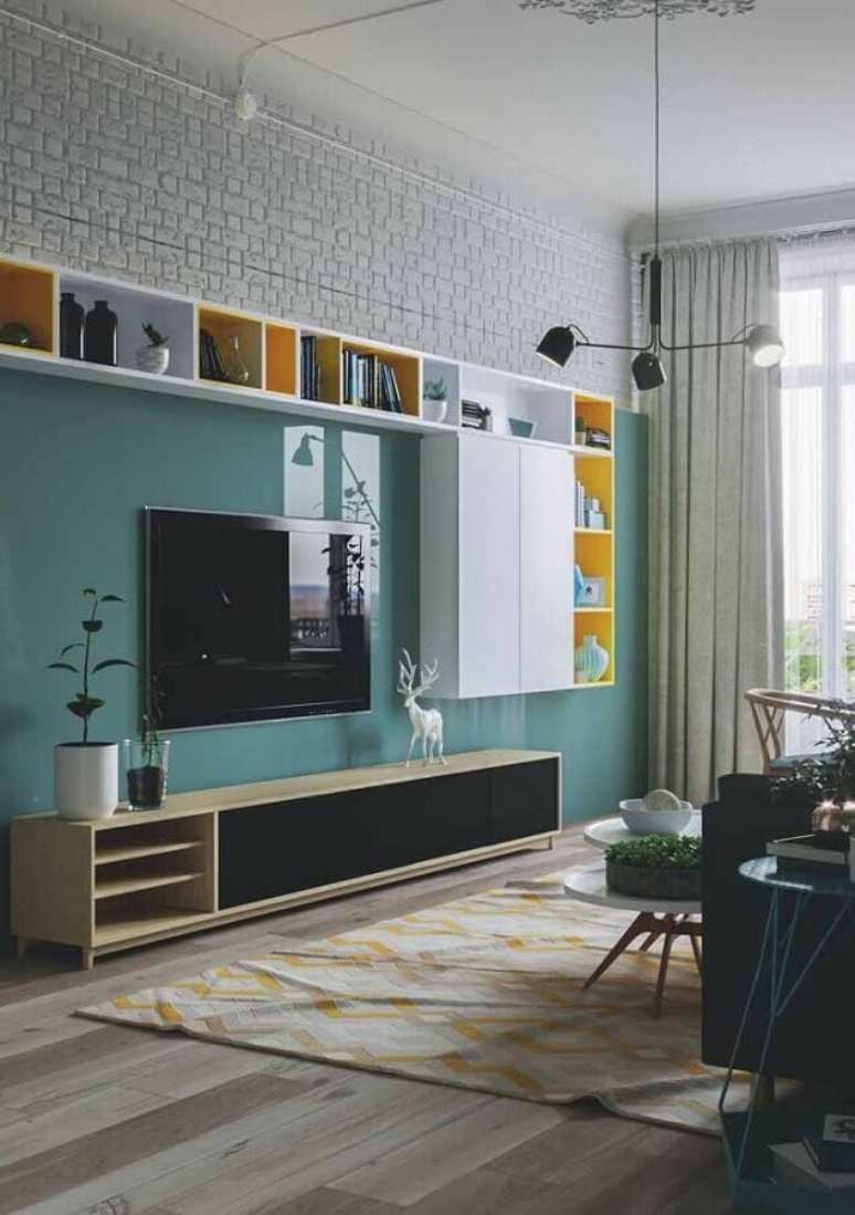 38. Decoração para sala de estar com painel verde água – Foto: Pinterest