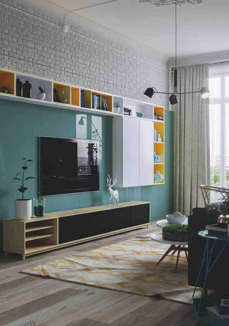 38. Decora&ccedil;&atilde;o para sala de estar com painel verde &aacute;gua &ndash; Foto: Pinterest