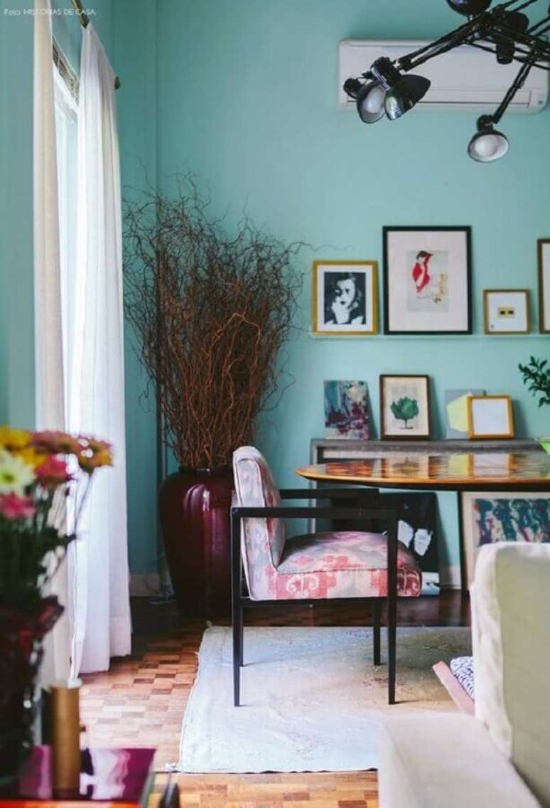 39. Parede verde água para decoração da sala de jantar com quadrinhos na parede e luminária de teto moderna – Foto: Pinterest