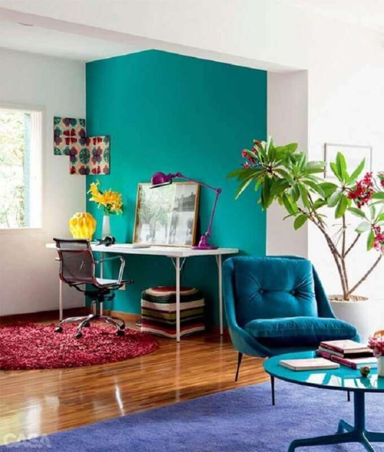 40. Decoração para sala integrada com home office com parede verde água – Foto: Pinterest