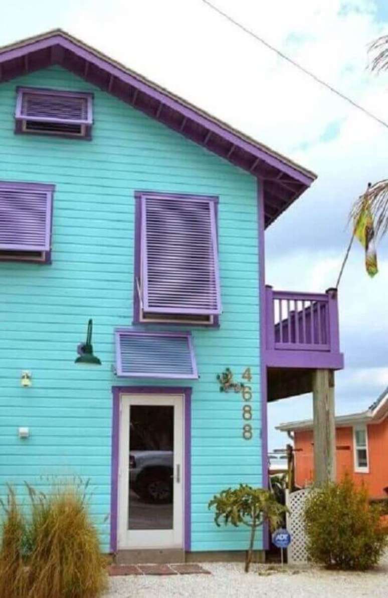 50. A tinta verde água também pode ser usada para pintar fachada de casas – Foto: Zozu