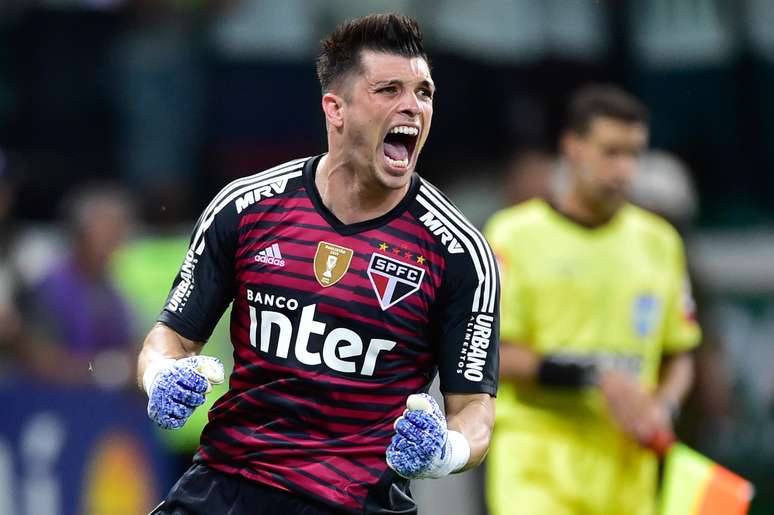 Tiago Volpi, goleiro do Sao Paulo, defendeu dois pênaltis contra o Palmeiras nas semifinais