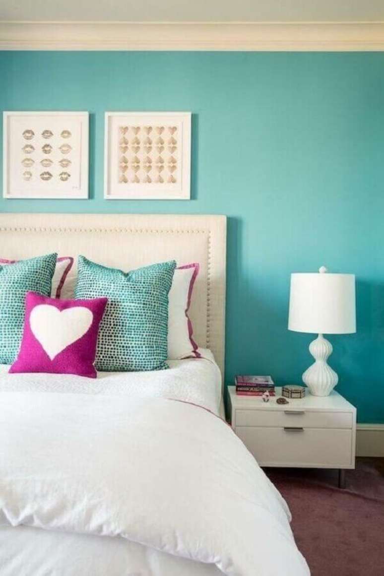 55. Decoração clássica para quarto de casal com parede verde água e cabeceira branca – Foto: Pinterest