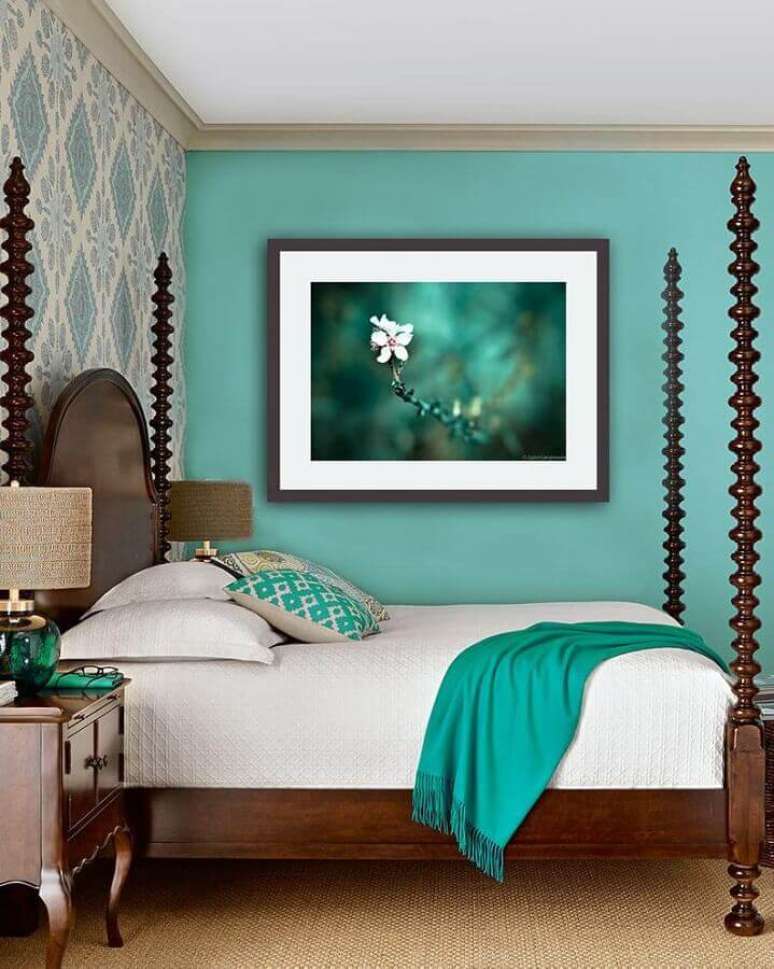56. Parede verde água para decoração de quarto de casal com móveis de madeira e papel de parede – Foto: Etsy