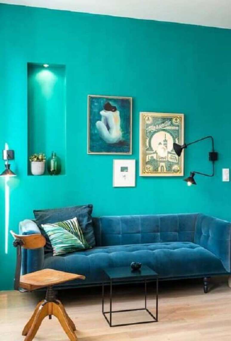12. Decoração para sala com parede verde água e sofá azul – Foto: Pinterest