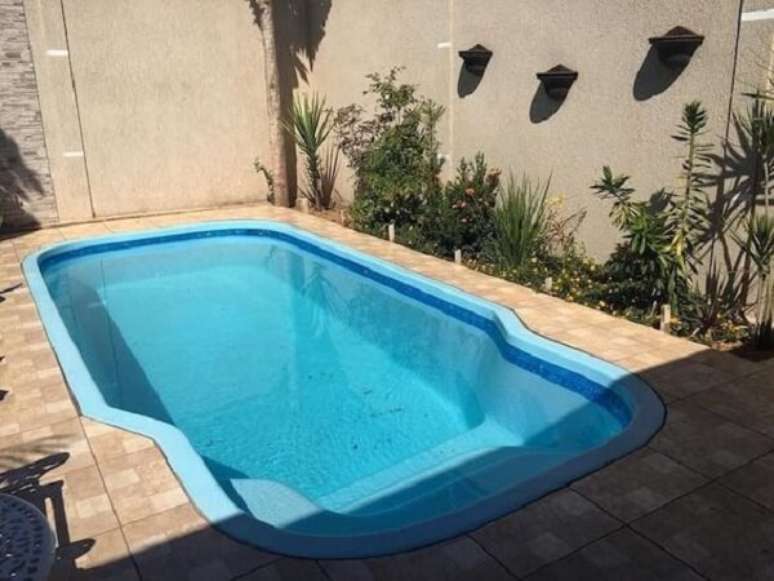 72 – A piscina em fibra de vidro é uma ótima opção para a área de lazer pequena. Fonte: Tua Casa