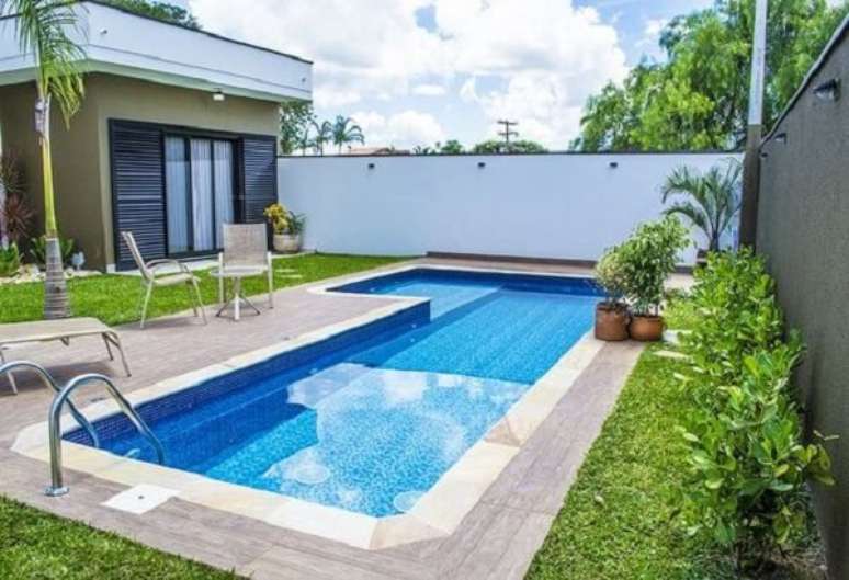 10 – Área de lazer pequena com piscina de vinil. Fonte: Piscina e arte