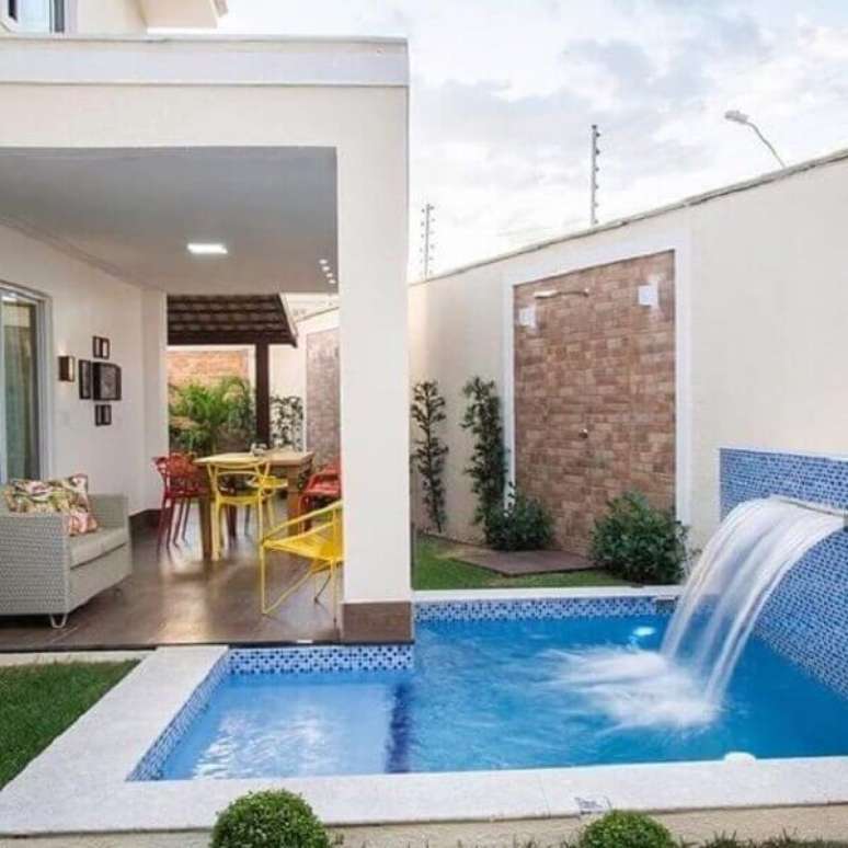 61 – Área de lazer pequena com piscina e cascata lateral. Fonte: Pinterest