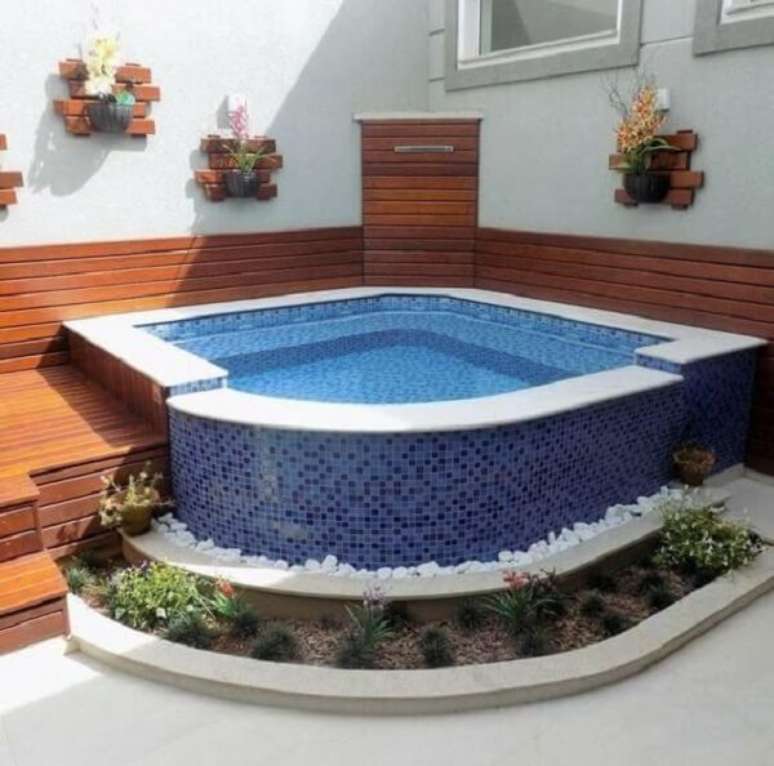 73 – A piscina suspensa é uma ótima solução para área de lazer pequena. Fonte: Pinterest