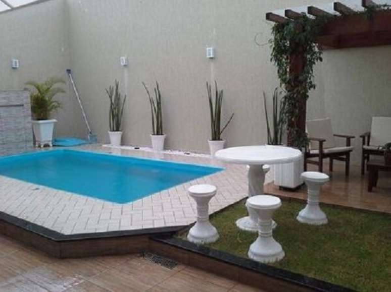 74 – Piscina de canto para área de lazer pequena. Fonte: Decorando Casas