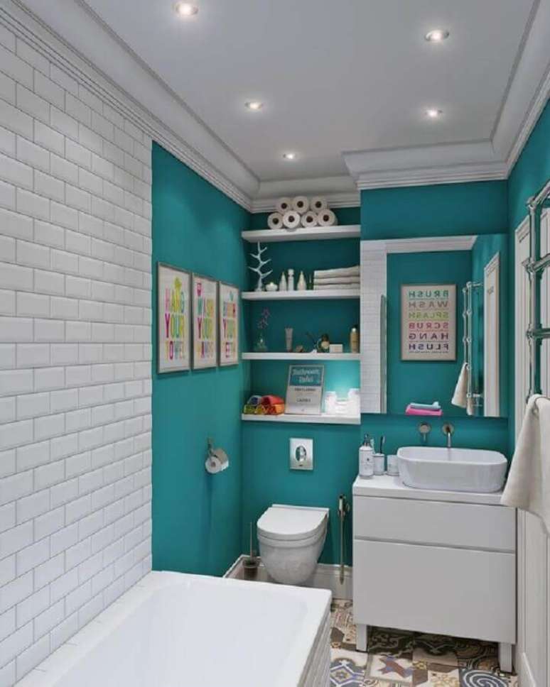 58. Banheiro verde água decorado com parede de tijolinho e quadrinhos decorativos – Foto: FrenchIdees