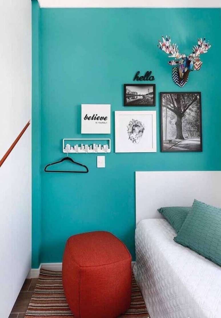59. Quarto decorado com parede verde &aacute;gua e puff vermelho &ndash; Foto: Zozu