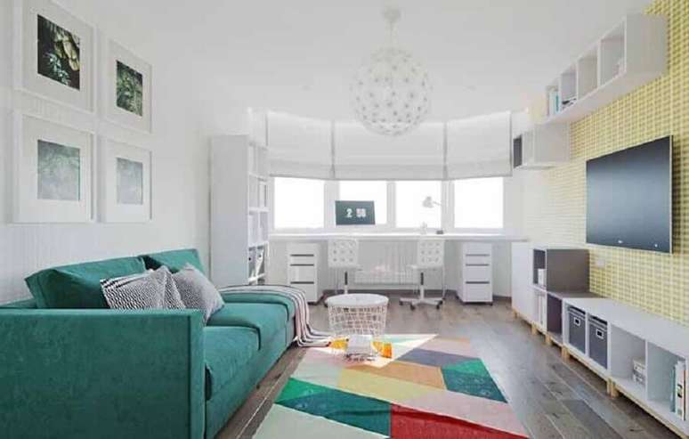 62. Decoração para sala de TV com tapete colorido e sofá verde água – Foto: Pinterest