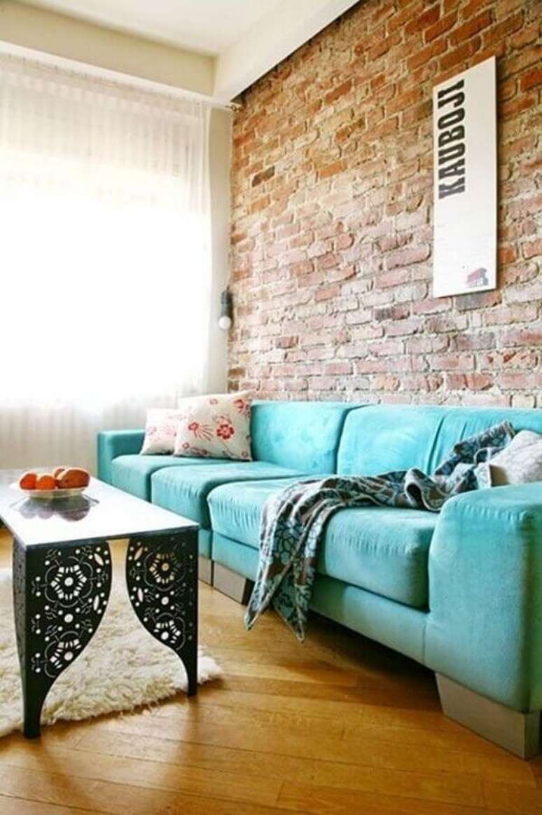 63. O sofá verde água trouxe um toque irreverente para a decoração da sala com parede de tijolinho – Foto: Home Decoration Ideas