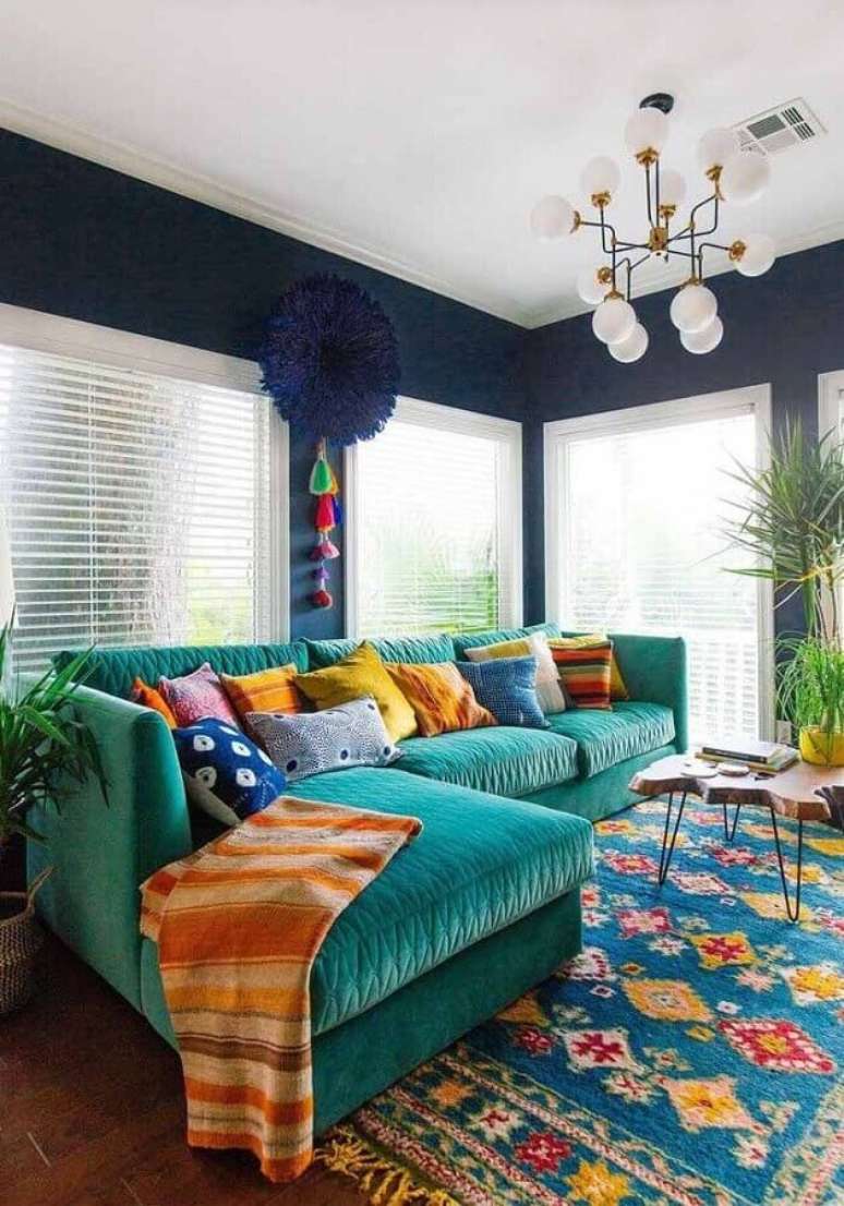 11. Decoração colorida para sala de estar com tapete estampado e sofá verde água – Foto: Silvio Messina