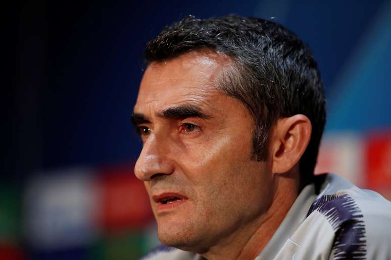 Técnico do Barcelona, Ernesto Valverde, durante entrevista coletiva em Old Trafford