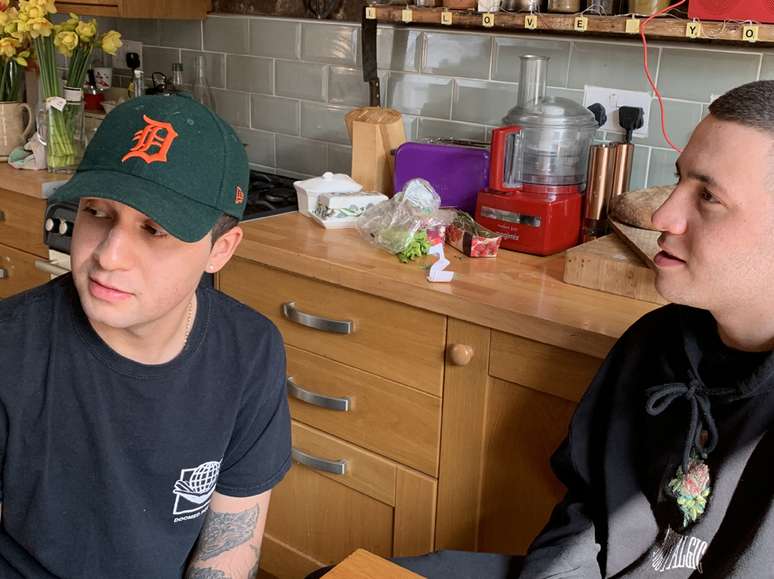 Morgan (&agrave; esquerda) e seu irm&atilde;o mais novo, Spencer, conversando na cozinha