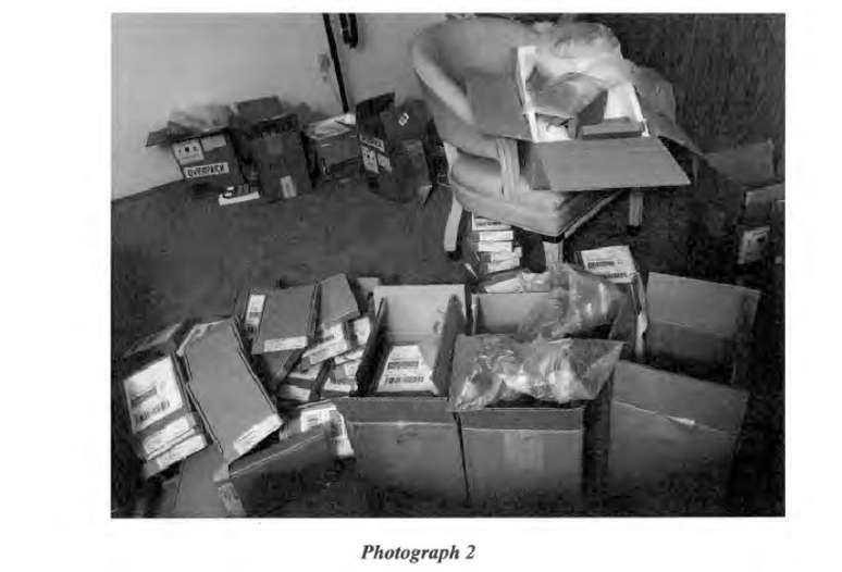 O agente Duffy encontrou caixas com telefones falsos na casa dos jovens