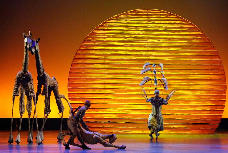 Membros do elenco do musical "Rei Leão" durante abertura do Tony Awards em Nova York
15/06/2008 REUTERS/Gary Hershorn