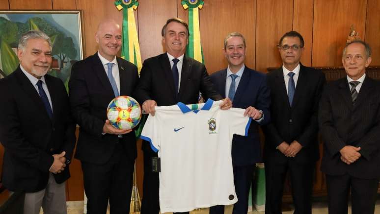 Bolsonaro recebe camisa branca da Seleção em visita de Infantino e Caboclo (Foto: Marcos Corrêa/PR)