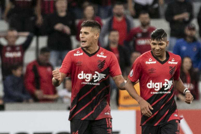 Comemoração do gol de Bruno Guimarães, do Athletico-PR, marcado diante do Tolima (COL), durante partida válida pela 4ª rodada do grupo G da Copa Libertadores 2019, realizada na Arena da Baixada, na cidade de Curitiba (PR), nesta terça-feira (09).