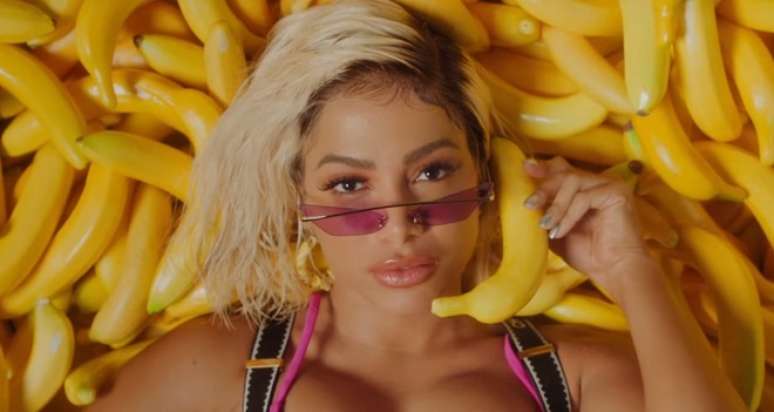 Anitta no clipe Banana: cantora quer muito mais do que o sucesso local