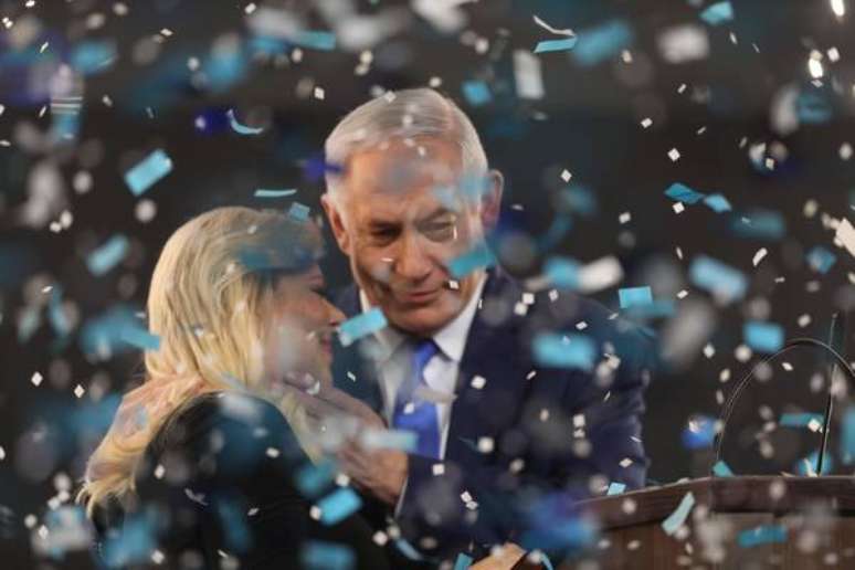 Netanyahu e sua esposa, Sara, comemoram resultado de eleições