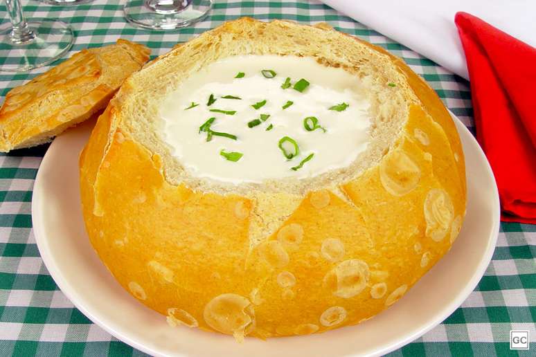 Sopa de quatro queijos no pão