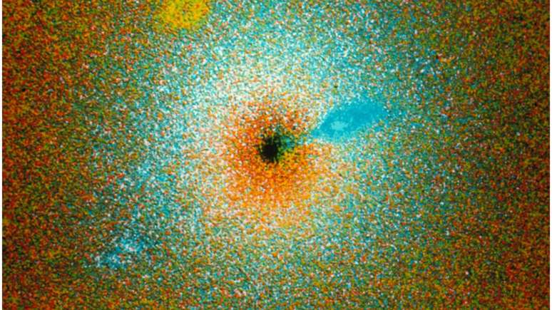 Antes da foto capturada por uma rede de oito telescópios, só havia ilustrações e simulações de buracos negros