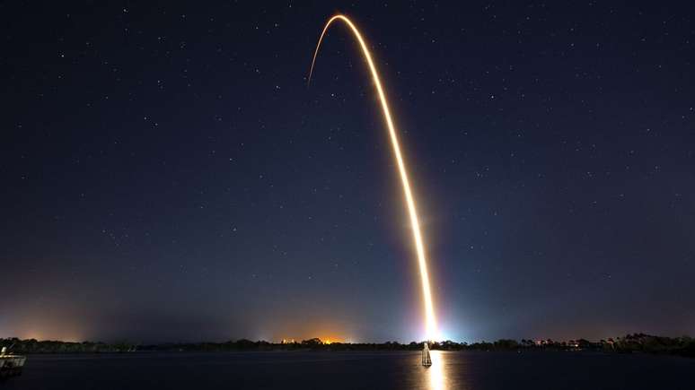 A espaçonave foi lançada em um foguete da SpaceX em fevereiro, dividindo a viagem com um satélite e uma aeronave experimental