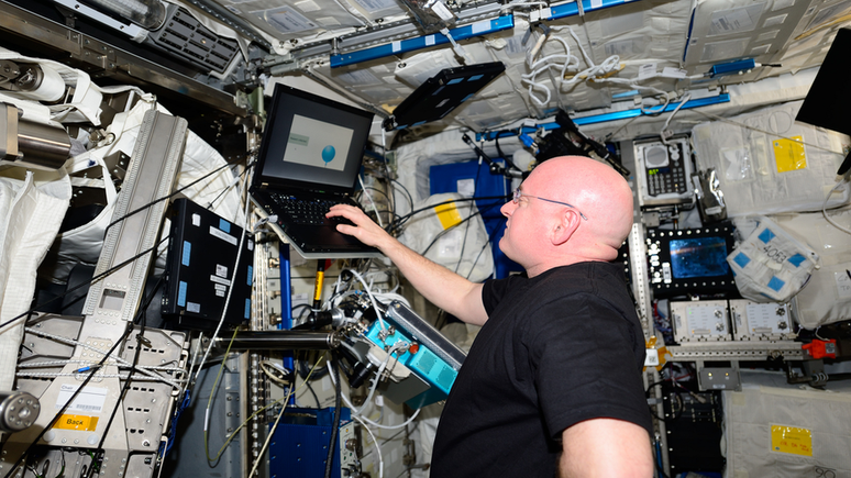 Astronauta Scott fazendo bateria de exames em órbita