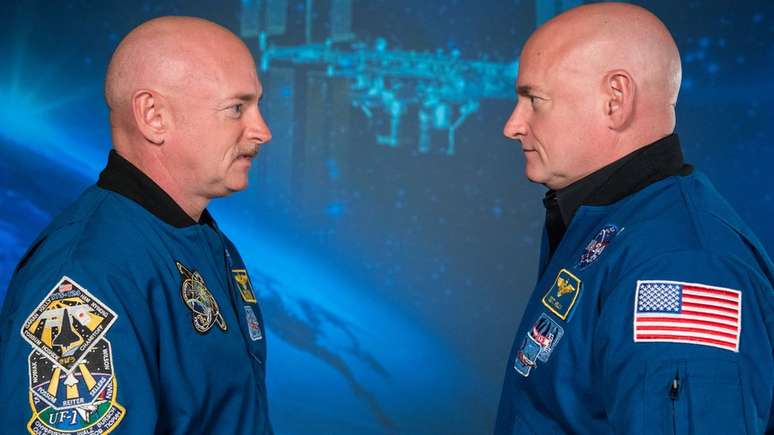 Scott Kelly (à dir.) passou 340 dias orbitando a Terra a bordo da Estação Espacial Internacional