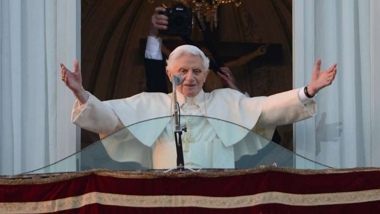 Papa Bento XVI se despedindo depois de deixar o cargo para cuidar da saúde, em fevereiro de 2013