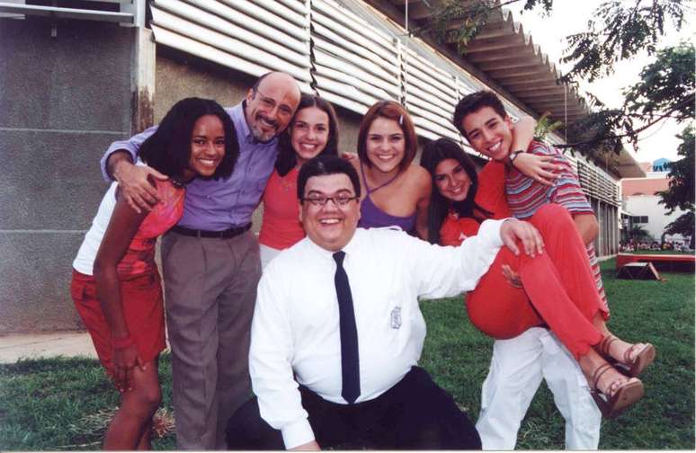 Elenco de 'Sandy e Junior' com o ator Márcio Ribeiro, em 2000.