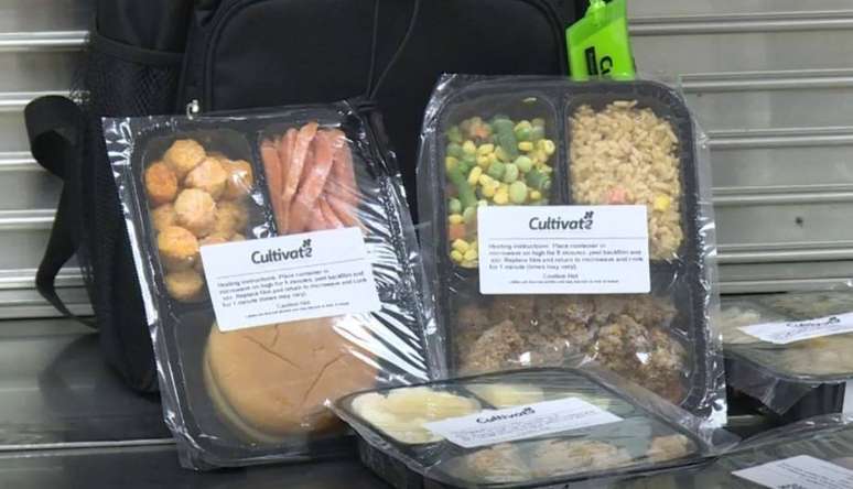 Kits com oito refeições congeladas são entregues a 20 alunos.
