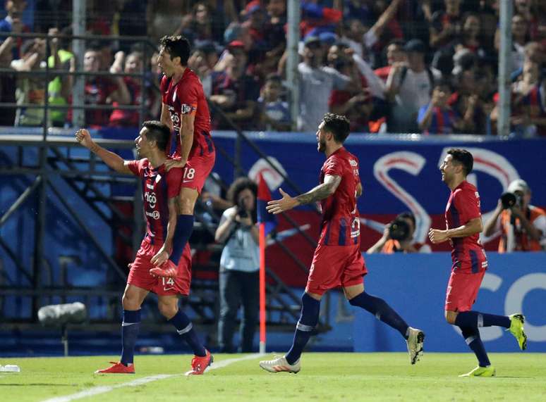 Jogadores do Cerro comemoram mais um gol contra o Atlético-MG