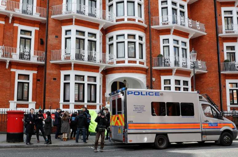 Veículo da polícia de Londres em frente à Embaixada do Equador, onde Julian Assange foi preso nesta quinta-feira
11/04/2019
REUTERS/Peter Nicholls