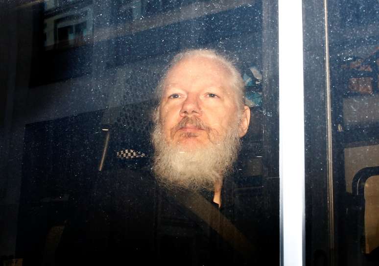 O fundador do WikiLeaks, Julian Assange, dentro de carro de polícia após ser detido em Londres