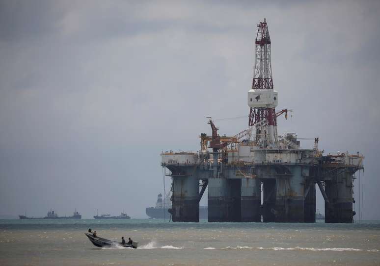 Plataforma de petróleo nas águas da costa sul de Pengerang. REUTERS/Edgar Su