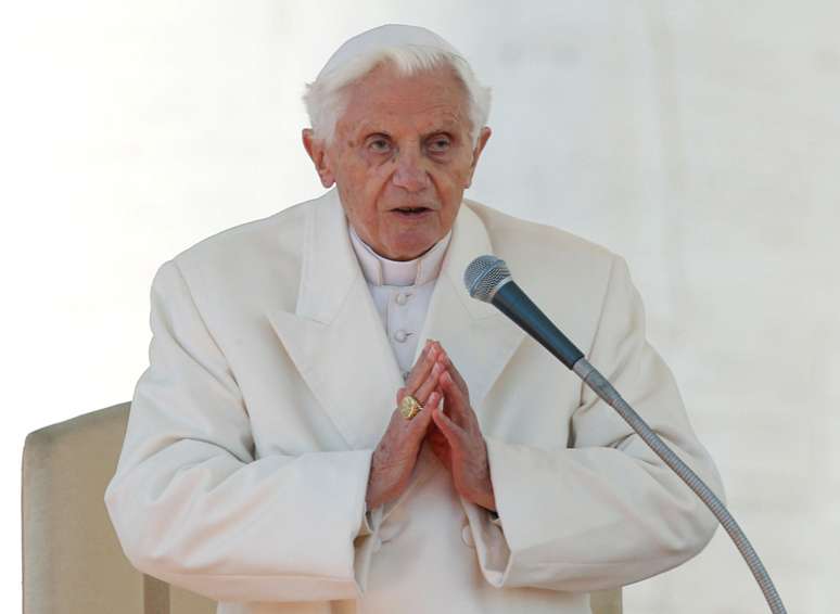 Papa Bento 16 durante audiência na Praça de São Pedro
27/02/2013
REUTERS/Alessandro Bianchi