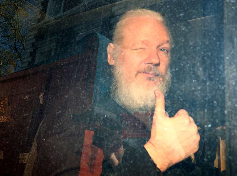 Fundador do WikiLeaks, Julian Assange, chega a tribunal de Londres após ser preso
11/04/2019
REUTERS/Hannah McKay