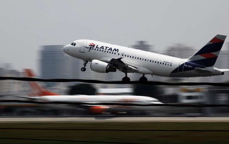 Avi&atilde;o da Latam decola no aeroporto de Congonhas, em S&atilde;o Paulo
19/12/2017
REUTERS/Nacho Doce