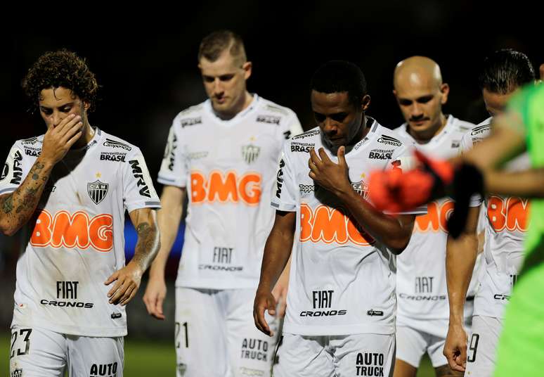 Jogadores do Atlético-MG saindo de campo após a derrota