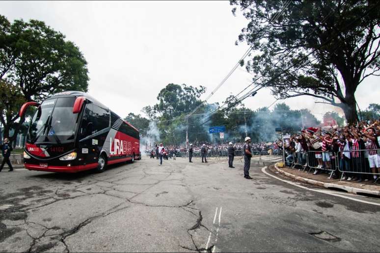 São Paulo em sua tradicional chegada aos jogos no Morumbi (Foto: Maurício Rummens/Fotoarena/Lancepress!)