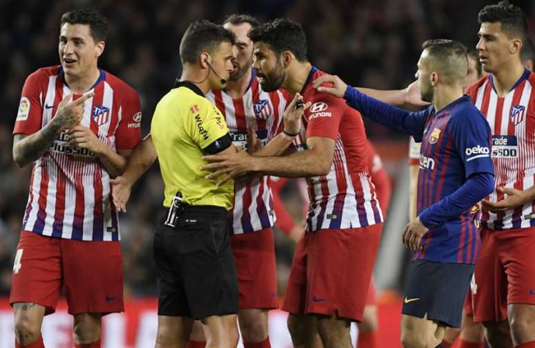 Diego Costa sofreu quatro jogos de gancho por segurar os braços do árbitro e mais quatro por insultar o mesmo (AFP)