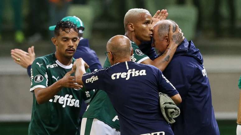 Jogadores do Palmeiras comemoram com o banco um dos gols desta noite (Foto: Cesar Greco/Divulgação Palmeiras)