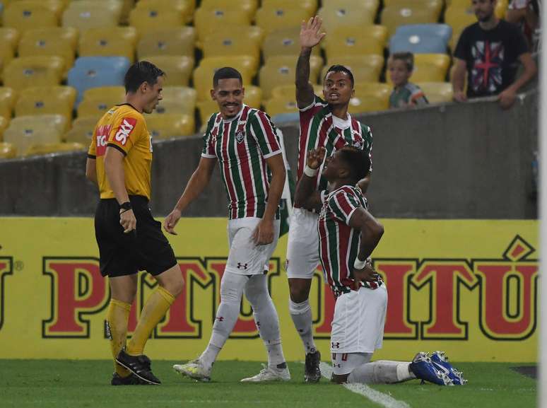 Yony Gonzalez, do Fluminense, sente dores após marcar gol em partida contra o Luverdense, válida pela terceira fase da Copa do Brasil 2019, realizada no Estádio do Maracanã, na zona norte do Rio de Janeiro, nesta quarta-feira (10).