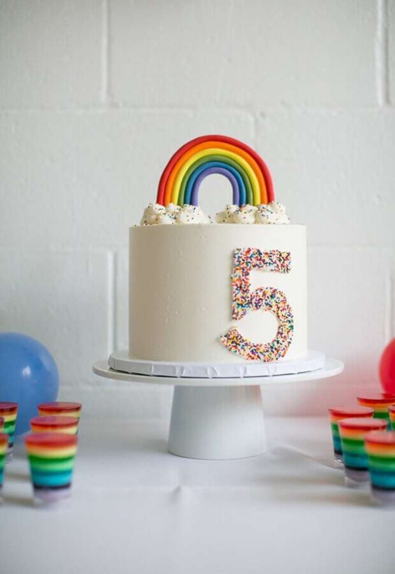 15. Bolo de festa de aniversário decorado com arco-íris – Foto: Bloglovin