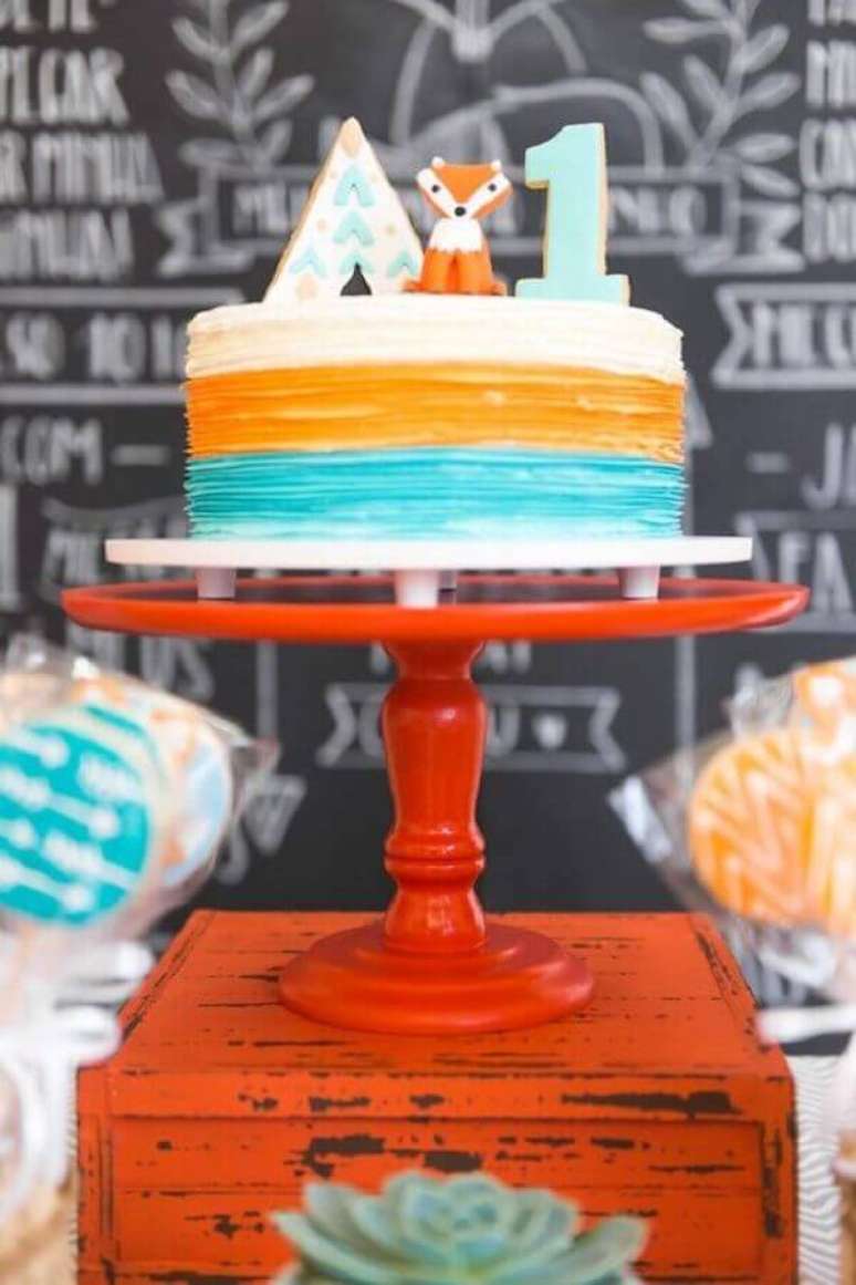 18. Delicado bolo de festa de aniversário decorado com pequena raposa no topo – Foto: Blog Encontrando Ideias