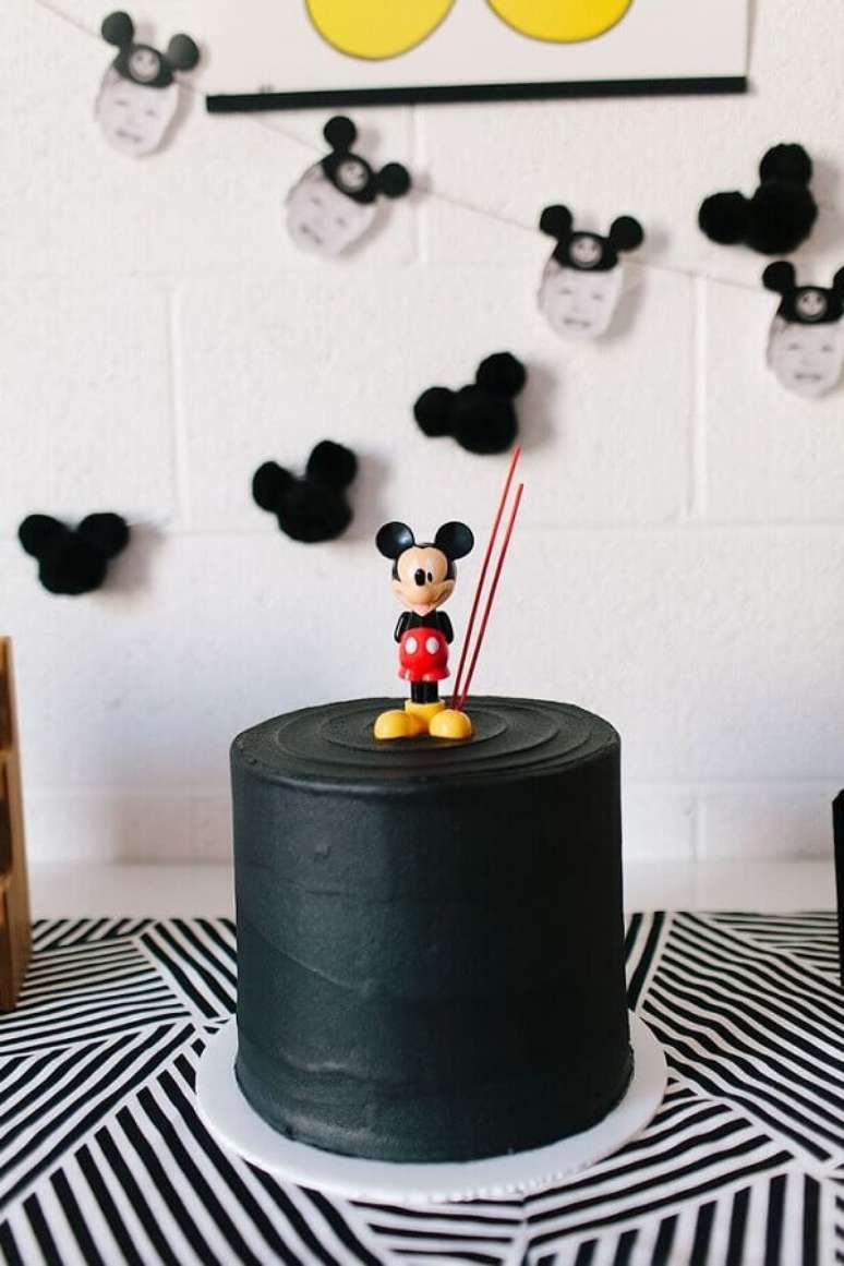 19. Bolo simples todo preto para festa de aniversário do Mickey – Foto: Air Freshener